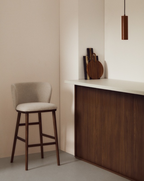 Барный стул Ciselia из бежевого шенилла с ножками из ясеня в отделке орех от интернет-магазина IDODOM.RU