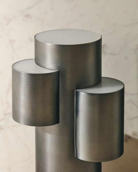 Переносная настольная лампа Adrina из темно-серого металла от интернет-магазина IDODOM.RU