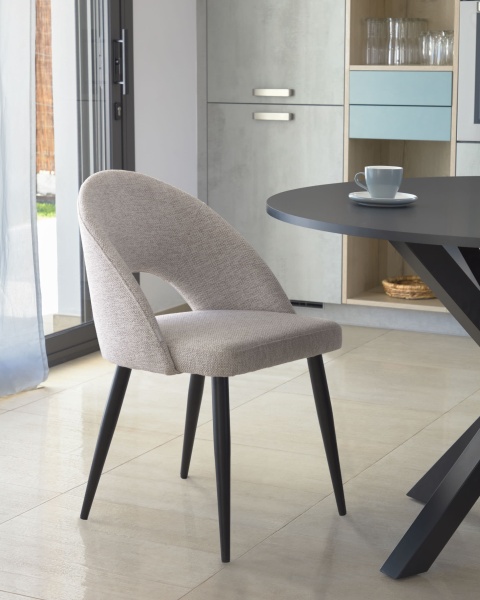 Бежевый стул Mael на стальных ножках с черной отделкой от интернет-магазина IDODOM.RU