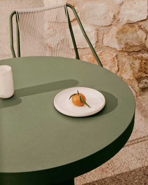 Aiguablava Круглый стол из зеленого цемента Ø90 см от интернет-магазина IDODOM.RU