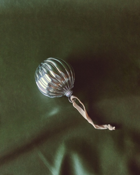 Набор из 2 шаров Oranel из переработанного серебристого стекла диаметром 10 см от интернет-магазина IDODOM.RU