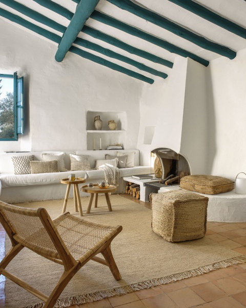 Приставной столик Glenda из массива тика Ø 35 см от интернет-магазина IDODOM.RU