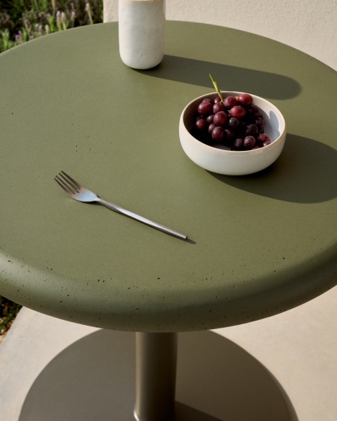 Уличный стол Esilda зеленый из цемента и стали со столешницей Ø70 см от интернет-магазина IDODOM.RU