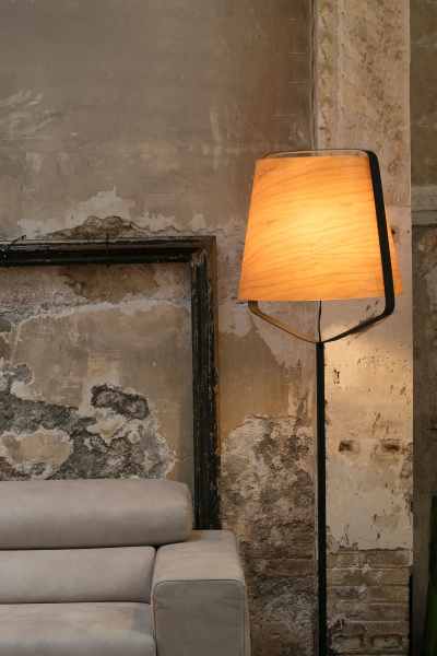 Торшер Stood дерево/черный от интернет-магазина IDODOM.RU