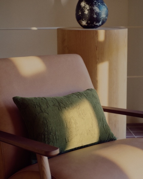 Чехол на подушку Velina из зеленого льняного жаккарда с узором 30 x 50 см от интернет-магазина IDODOM.RU