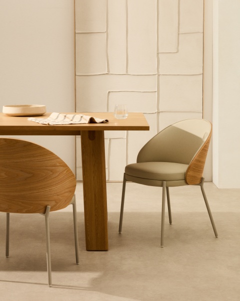 Стул Eamy из бежевой экокожи, ясеневого шпона с натуральной отделкой и бежевого металла от интернет-магазина IDODOM.RU