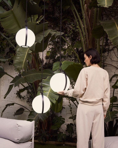 Настольная лампа Lape с черным стальным шлейфом от интернет-магазина IDODOM.RU