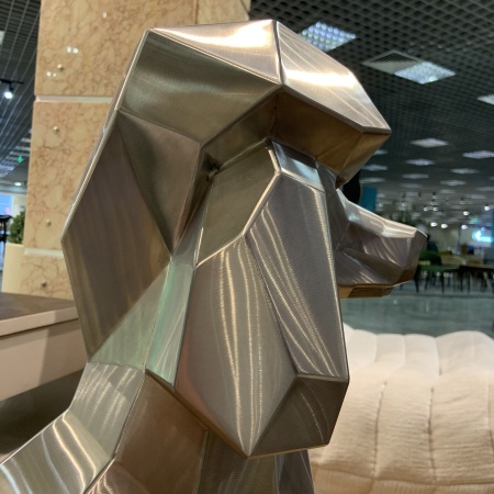 Пудель. Полигональная фигура из нержавеющей стали. Финиш: шлифовка. Высота: 82 см.