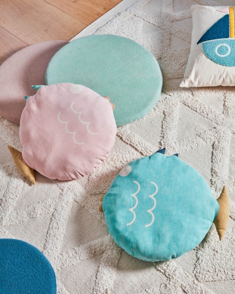 Подушка Delmare из 100% хлопка в форме рыбы розовая Ø 45 см от интернет-магазина IDODOM.RU