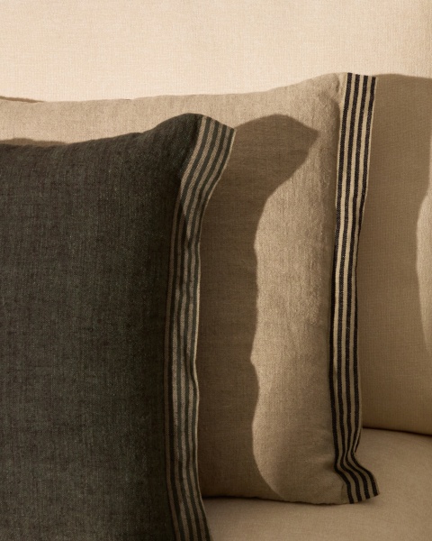 Чехол для подушки Niven из льна бежевого цвета с боковыми полосками 45 x 45 см от интернет-магазина IDODOM.RU