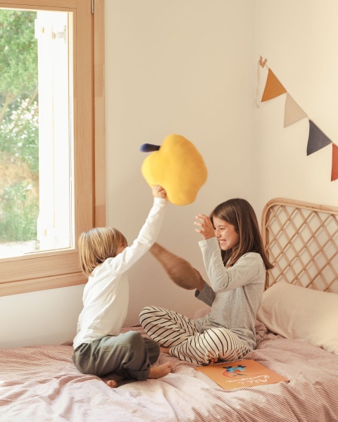 Amarantha Подушка в форме яблока 100% горчично-желтый хлопок от интернет-магазина IDODOM.RU