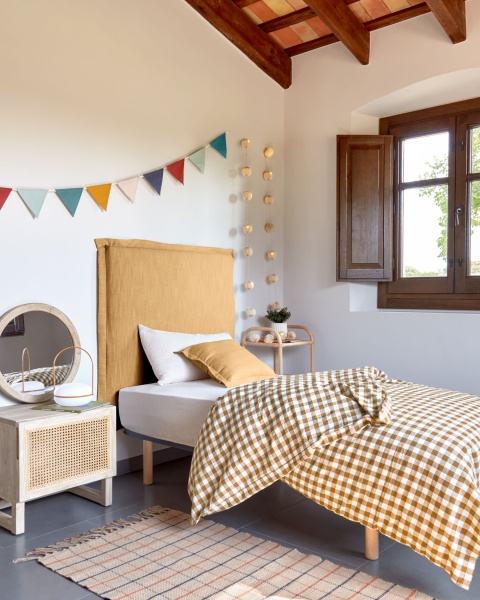 Изголовье из льняной ткани горчичного цвета Tanit со съемным чехлом 106 x 106 см от интернет-магазина IDODOM.RU