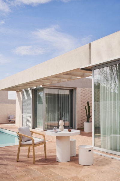 Aiguablava Круглый стол из белого цемента Ø 90 см от интернет-магазина IDODOM.RU