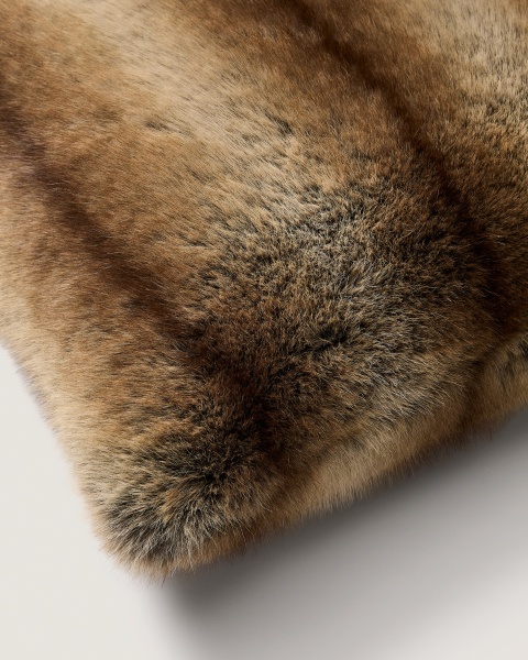 Чехол для подушки Meriel из искусственного меха в полоску 50 x 50 см от интернет-магазина IDODOM.RU