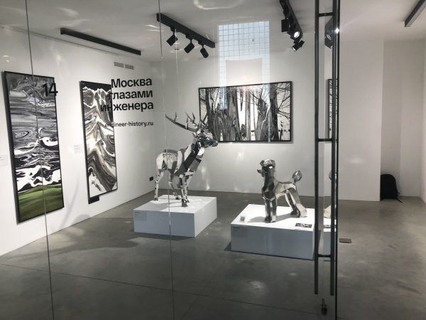 Олень. Полигональная скульптура из нержавеющей стали. Финиш: полировка. Цвет: Хром. Высота: 150 см.