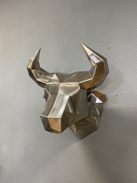 Голова быка. Полигональная скульптура из нержавеющей стали. Финиш: Обжиг. Цвет: Золото. от интернет-магазина IDODOM.RU