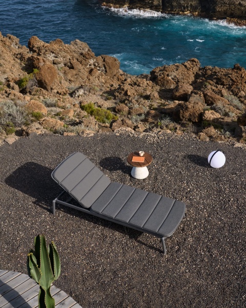 Алюминиевый шезлонг Marcona окрашенный в черный цвет от интернет-магазина IDODOM.RU