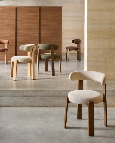 Granite Стул на 4 ножках из бежевого шенилла и массива ясеня в отделке орех от интернет-магазина IDODOM.RU