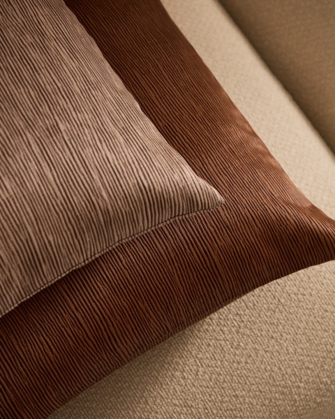 Чехол для подушки Mirca коричневый с фактурой 45 x 45 см от интернет-магазина IDODOM.RU