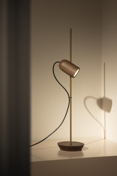 Настольная лампа Onfa орех/латунный металл от интернет-магазина IDODOM.RU