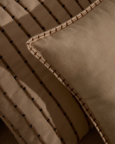 Чехол для подушки Rakira из бежевого хлопка с вышивкой горчичного цвета 45 x 45 см от интернет-магазина IDODOM.RU