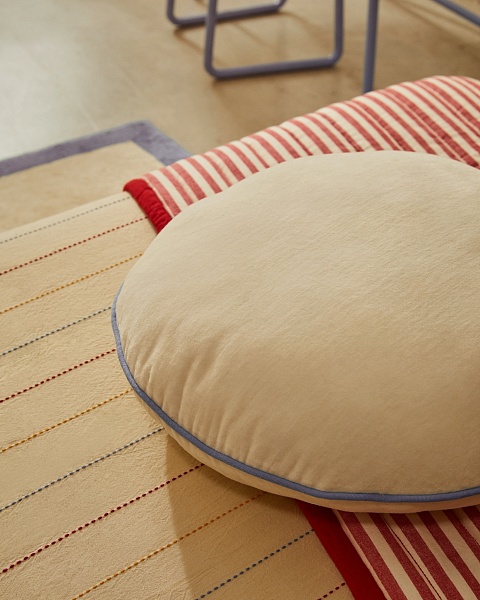 Saya круглая декоративная подушка белая с синей каймой Ø 40 см от интернет-магазина IDODOM.RU