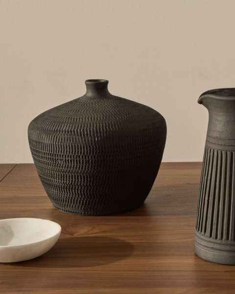 Ваза Helve терракотовая в черном цвете, 24 см от интернет-магазина IDODOM.RU