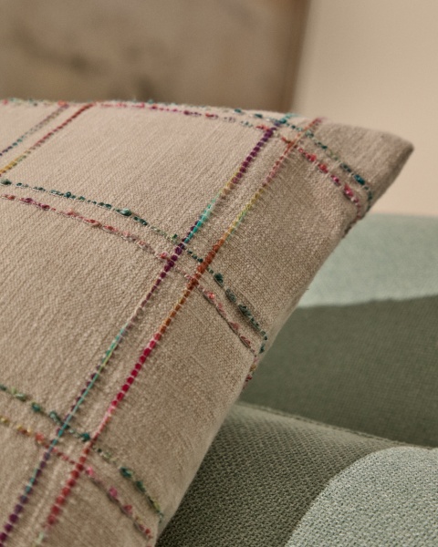 Nety Бежевый чехол для подушки с разноцветной клетчатой вышивкой 45 x 45 см от интернет-магазина IDODOM.RU