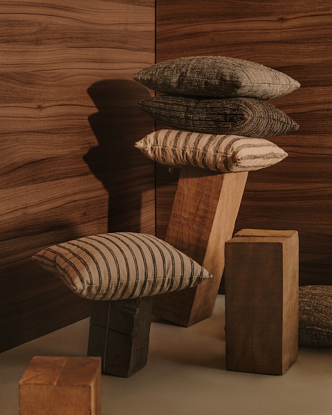 Чехол для подушки Enara из шелка и хлопка в бежево-коричневую полоску 45 x 45 см от интернет-магазина IDODOM.RU