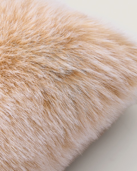 Чехол на подушку из искусственного меха Lisara цвета экрю 40 x 60 см от интернет-магазина IDODOM.RU