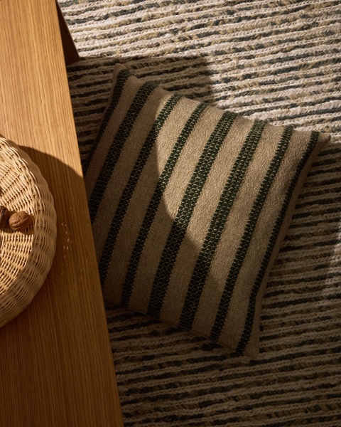 Чехол для подушки Naila из полиэстра темно-зеленого цвета с контрастными полосками 50 х 50 см от интернет-магазина IDODOM.RU