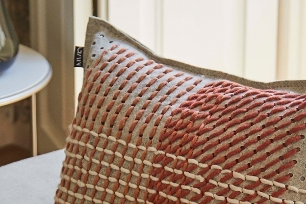 Подушка Canevas Geo Coral 50x50 см от интернет-магазина IDODOM.RU