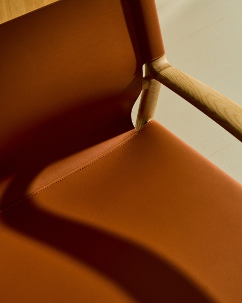 Кресло Jan из переработанной кожи светло-коричневого цвета и ясеня в натуральном цвете от интернет-магазина IDODOM.RU