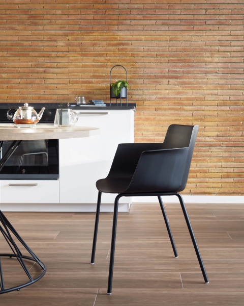 Стул Hannia черный с подлокотниками от интернет-магазина IDODOM.RU