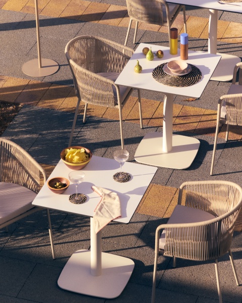 Dina Уличный стол белый на белом металлическом основании 68 x 68 x 70 см от интернет-магазина IDODOM.RU