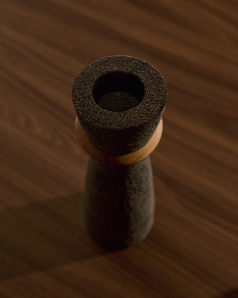 Naro Ваза из камня с кольцевыми деталями 30 см от интернет-магазина IDODOM.RU