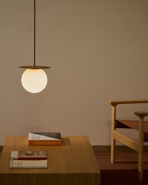 Подвесной светильник Brisia из металла в латунной отделке со стеклянным плафоном Ø20 см от интернет-магазина IDODOM.RU