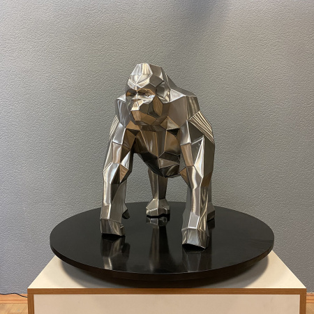 Горилла. Полигональная скульптура из нержавеющей стали. Финиш: Шлифовка. Цвет: Серебро. Высота: 50 см.