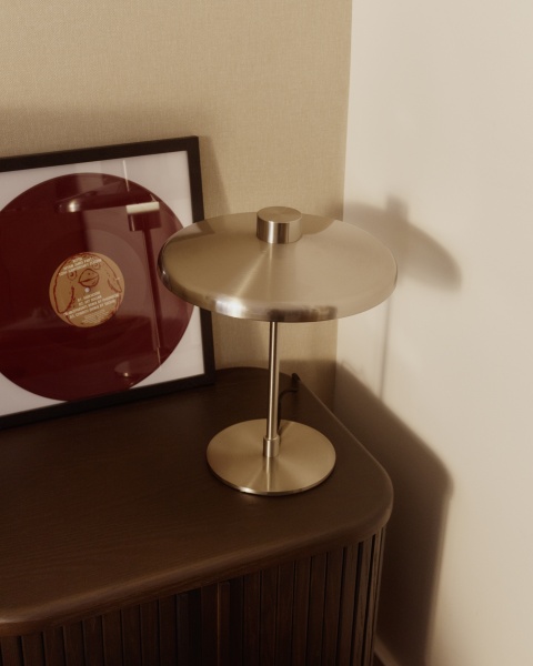 Настольная лампа Nuvira из светло-серого металла от интернет-магазина IDODOM.RU