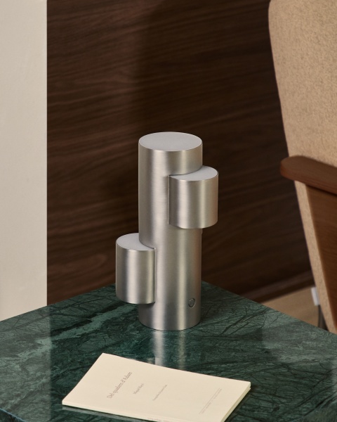 Переносная настольная лампа Adrina из светло-серого металла от интернет-магазина IDODOM.RU