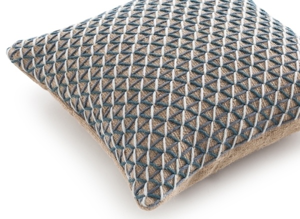 Подушка Raw Blue 50x50 от интернет-магазина IDODOM.RU