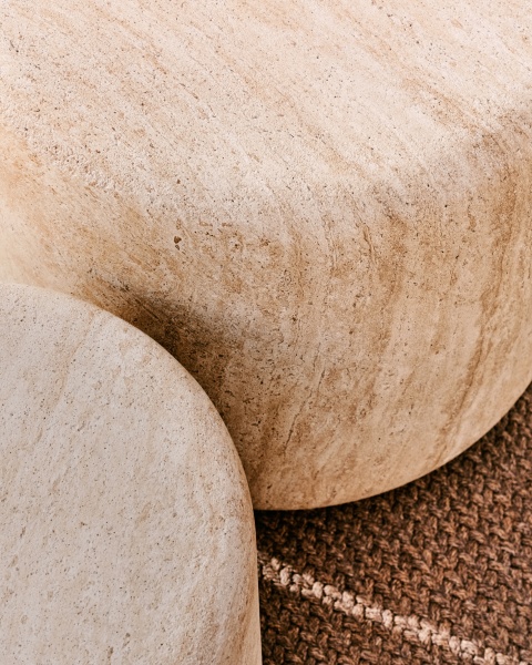 Цементный столик Drasi с отделкой под травертин Ø46 см от интернет-магазина IDODOM.RU