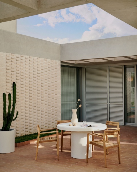 Aiguablava Круглый стол из белого цемента Ø 120 см от интернет-магазина IDODOM.RU