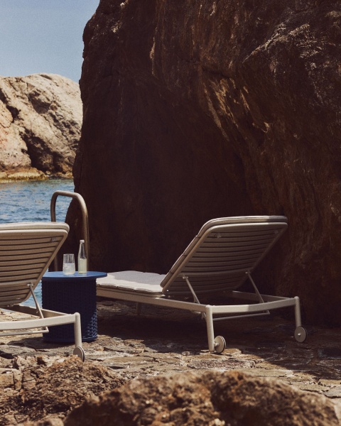 Алюминиевый шезлонг Marcona окрашенный в белый цвет от интернет-магазина IDODOM.RU