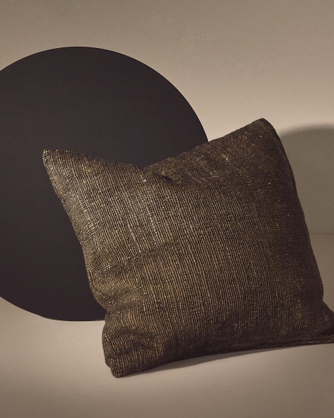 Чехол для подушки Machiel из вискозного жаккарда черно-белого цвета 50 x 50 см от интернет-магазина IDODOM.RU