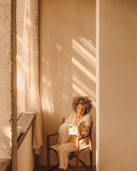 Thianna Складной стул белого цвета с основанием из массива акации от интернет-магазина IDODOM.RU