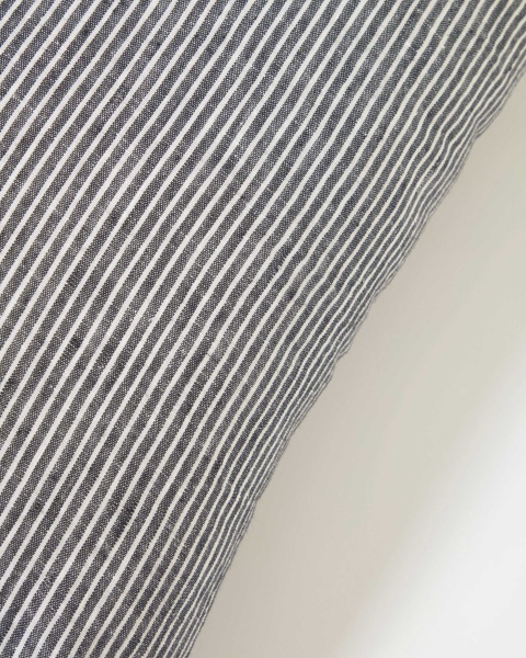 Чехол для подушки Idaira из 100% льна в черно-белую полоску 45 x 45 см от интернет-магазина IDODOM.RU