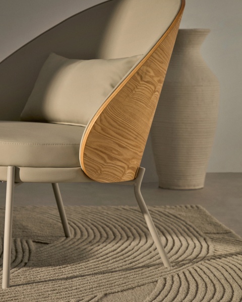 Кресло Eamy из бежевой экокожи, ясеневого шпона с натуральной отделкой и бежевого металла от интернет-магазина IDODOM.RU