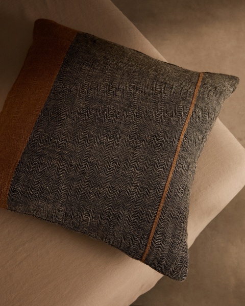 Чехол на подушку Eiko из льна серый с терракотовыми полосками 50 x 50 см от интернет-магазина IDODOM.RU