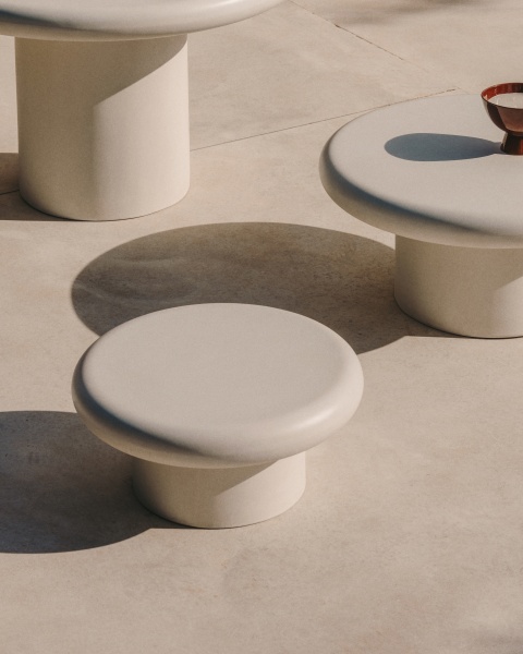 Журнальный столик Addaia из белого цемента Ø66 от интернет-магазина IDODOM.RU